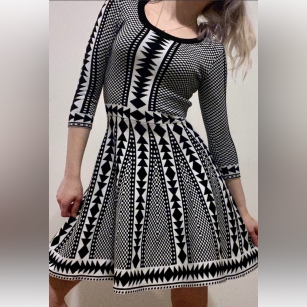 NINA LEONARD GEOMETRIC PATTERN FIT & FLARE KNIT BABYDOLL STYLE DRESS SIZE MEDIUM